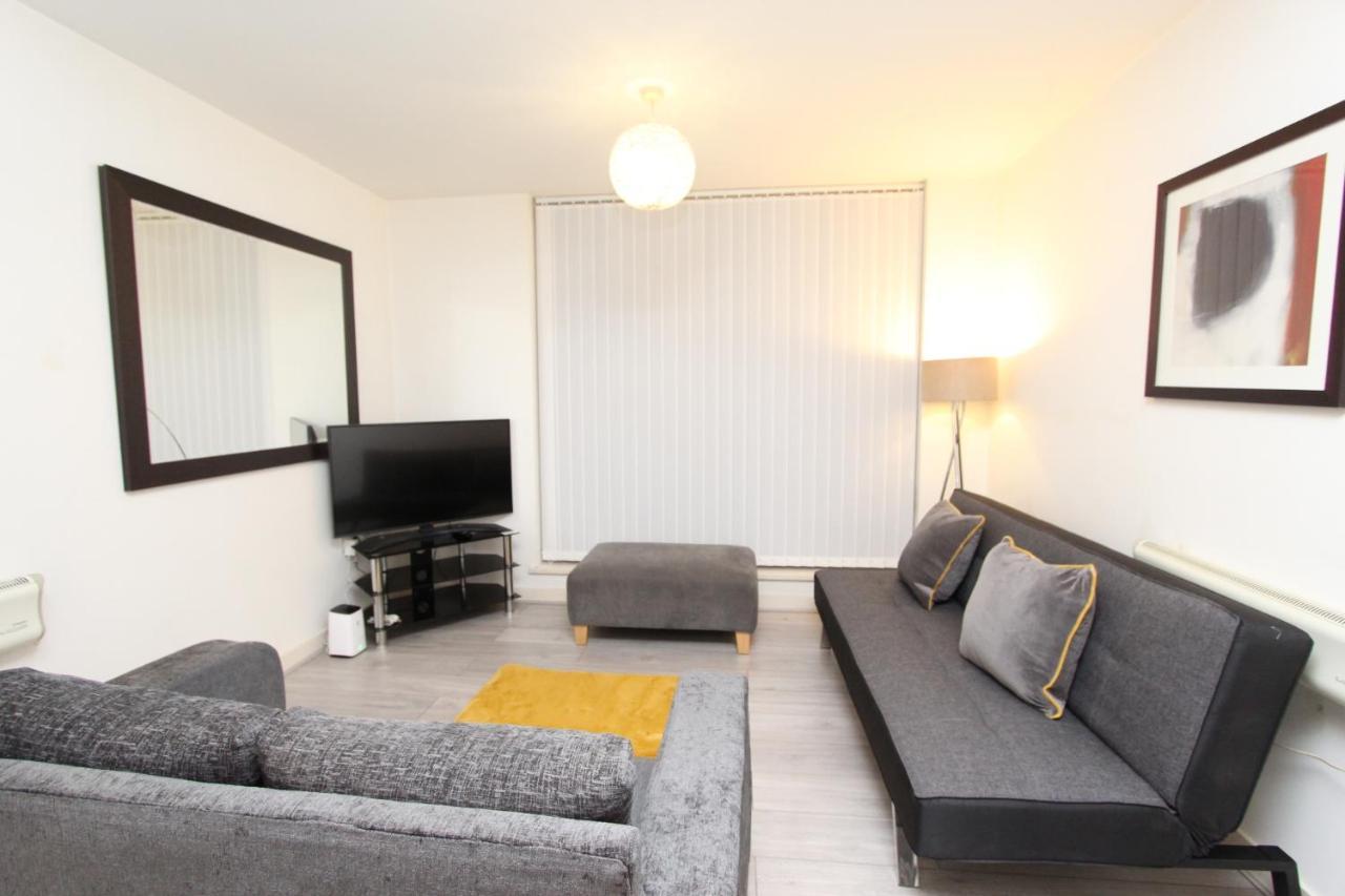 Spacious 1- Bedroom Apartment In E16 London Exterior photo